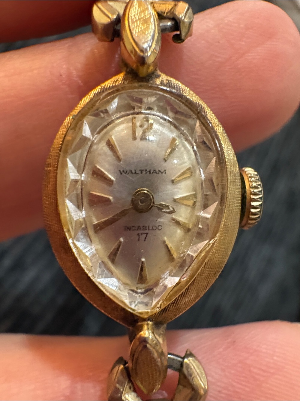 Waltham incabloc 17 Women's Gold-Tone Vintage Wristwatch~dainty very old